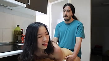 A Chinese Beauty Fell In Love With Big Dicks When She Was Studying Abroad. While Her Boyfriend Was Away, She Was Fucked Wildly In The Kitchen By A Foreign Friend. The Big Dick Was Inserted Into Her Tender Pussy Without A Condom.