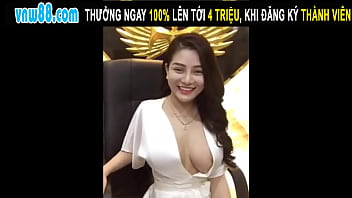 Hot Girl With Big Boobs Accidentally Exposes Nipples During Live Stream