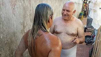 Grandpa Gives A Bath To The Young Woman He Met At The Beach! Paty Bumbum – Crazy Grandpa – El Toro De Oro